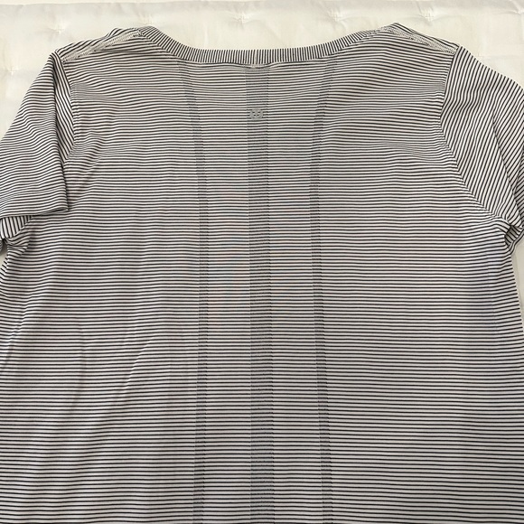 Lululemon swiftly, relaxed, short sleeve shirt size 12. - Picture 4 of 5